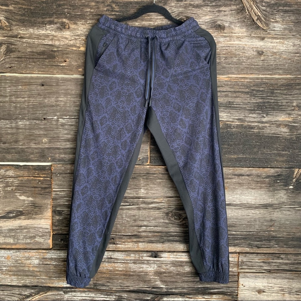Athleta Printed Brooklyn Jogger Blue Python
NWOT - Picture 2 of 11